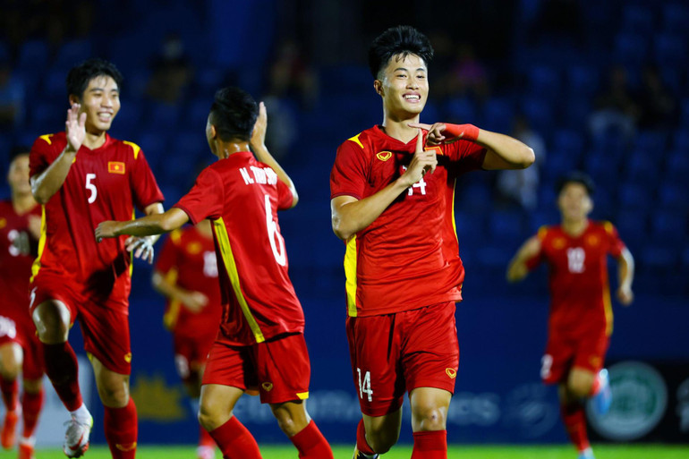 Văn Trường mở tỷ số cho U19 Việt Nam. (Ảnh: VFF)