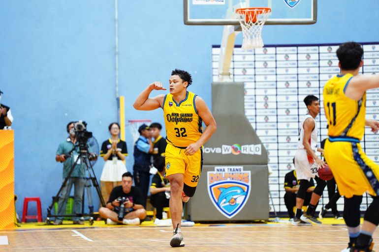 Dominique Tham thể hiện sức mạnh.