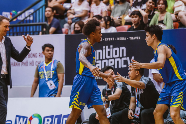 Richard Thomas phải rời sân đáng tiếc sau những phút thi đấu bùng nổ.