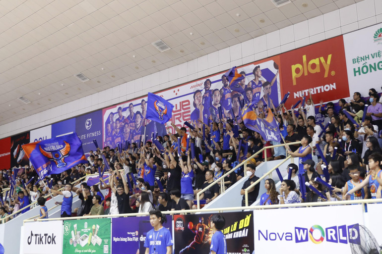Không khí bùng nổ tại Nhà thi đấu Hoàng Mai.