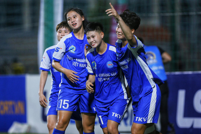 TKS Việt Nam tìm được bàn thắng ở những phút cuối cùng. TKS Việt Nam tìm được bàn thắng ở những phút cuối cùng.