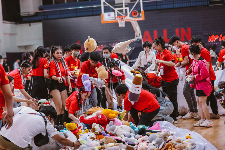 Cơn mưa gấu bông là hoạt động ý nghĩa để quyên góp cho trẻ em khó khăn mùa trung thu.