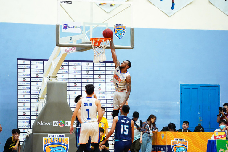 Shane Henry úp rổ.