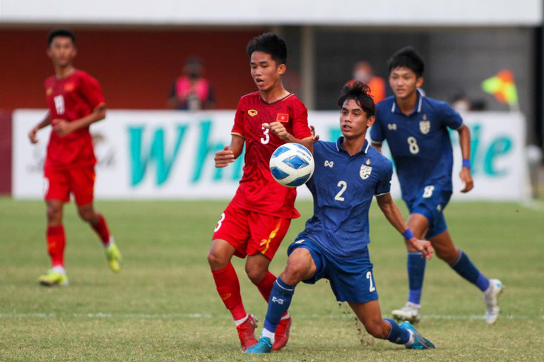 Các cầu thủ U16 Thái Lan áp sát rất nhanh. (Ảnh: VFF)