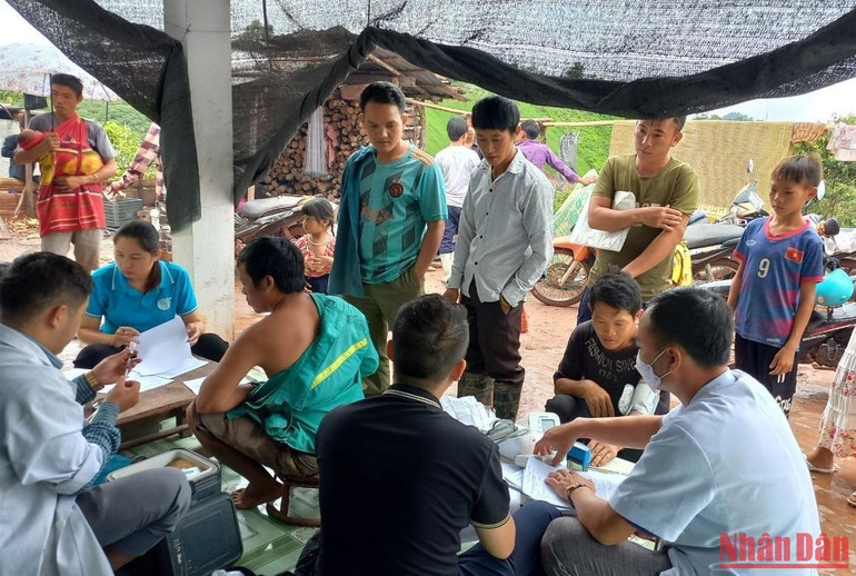 Cán bộ y tế tiêm vaccine phòng Covid -19 cho người dân bản Nậm Chua 1, xã Nậm Chua. (Ảnh: LÊ LAN)