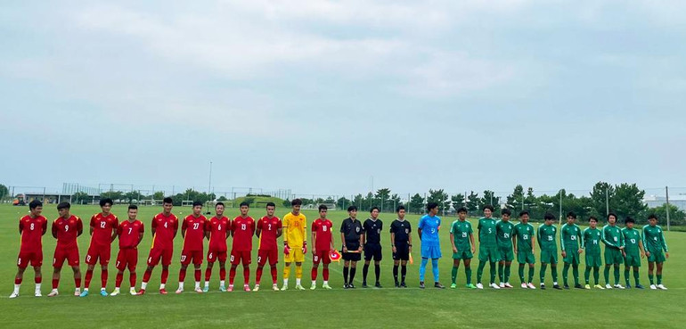 Đội hình xuất phát 2 đội cùng Tổ trọng tài. (Ảnh: VFF)