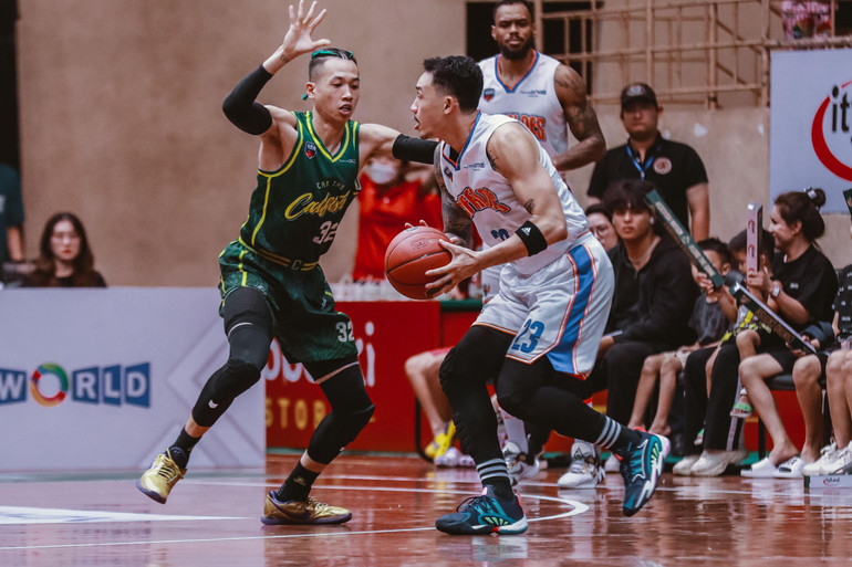 Hai anh em Đinh Thanh Sang và Đinh Thanh Tâm đối đầu trên sân bóng.