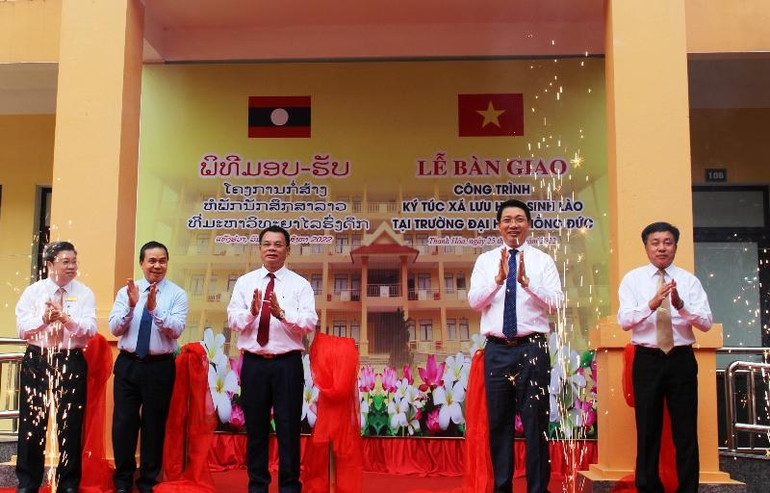 Các đại biểu thực hiện nghi thức bàn giao công trình Nhà ký túc xá sinh viên Lào.