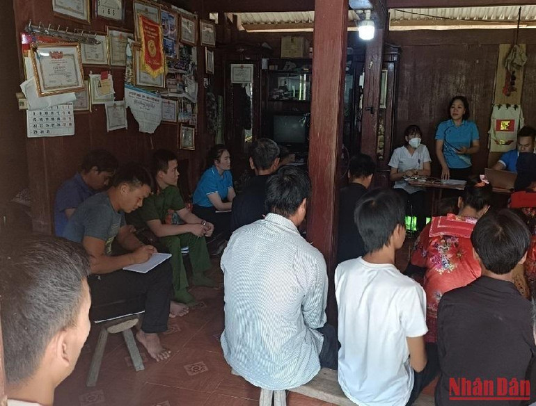 Thành viên tổ tuyên truyền huyện Nậm Pồ thông tin lợi ích tiêm vaccine phòng Covid -19 đến người dân bản Pháng Chủ, xã Phìn Hồ. (Ảnh: LÊ LAN)