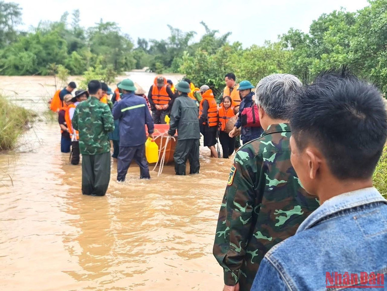Hiện nay công tác di dời người dân và tài sản ở các vùng ngập lụt của huyện biên biên giới Ea Súp vẫn đang tiếp tục.