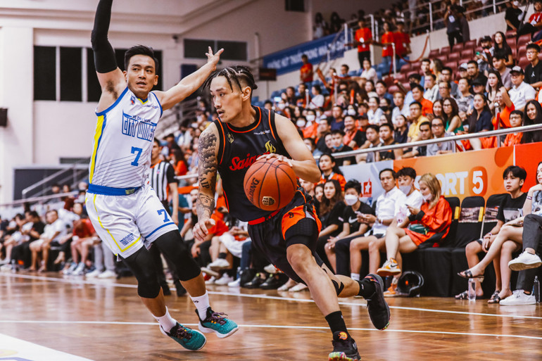 Khoa Trần dẫn bóng.