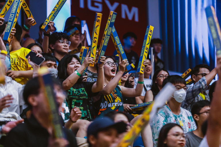 Không khí sôi nổi trên khán đài nhà thi đấu Hồ Xuân Hương (TP Hồ Chí Minh).