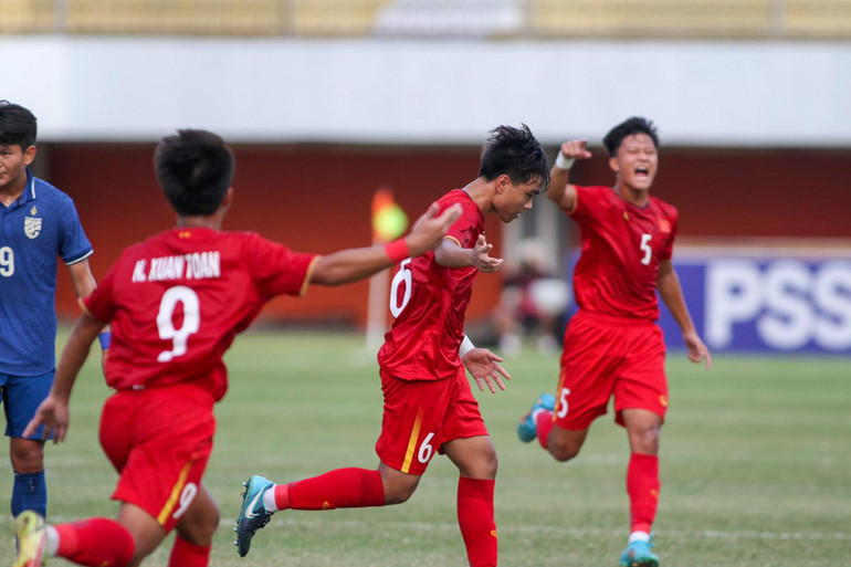 Công Phương mở tỷ số cho U16 Việt Nam.