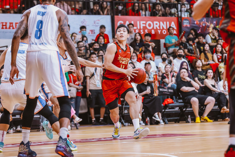 Võ Kim Bản tấn công từ vòng ngoài.