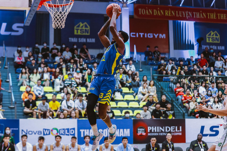 Desean Parsons úp rổ.