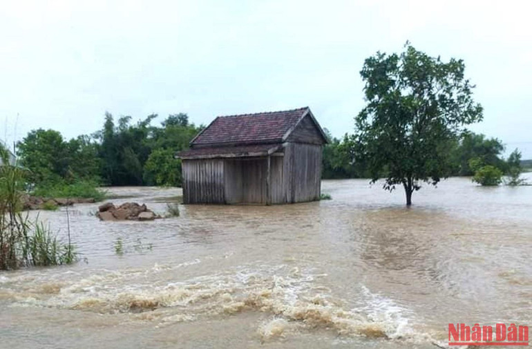 Nhà dân ở xã Ya Tờ Mốt, huyện Ea Súp bị nước lũ cô lập.