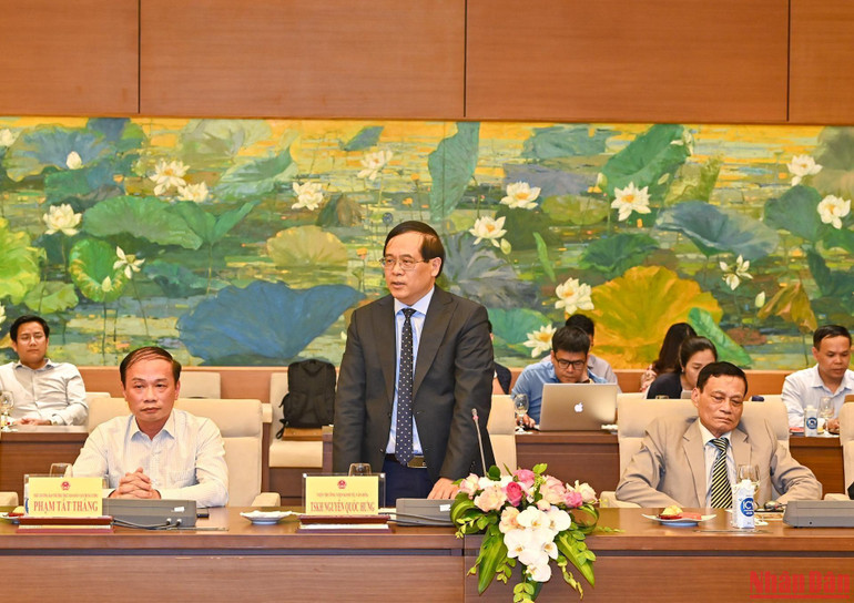 Viện trưởng Viện Kinh tế, Văn hóa Nguyễn Quốc Hưng báo cáo tại buổi tiếp.