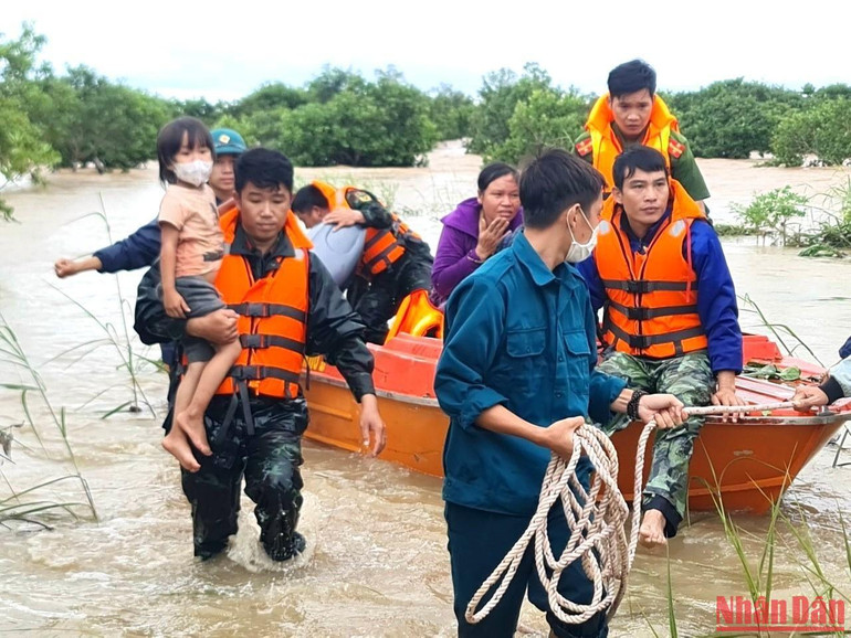 Các đơn vị lực lượng quân đội phối hợp với lực lượng Công an, dân quân tại chỗ di dời người dân xã biên giới Ia Lốp đến nơi an toàn.