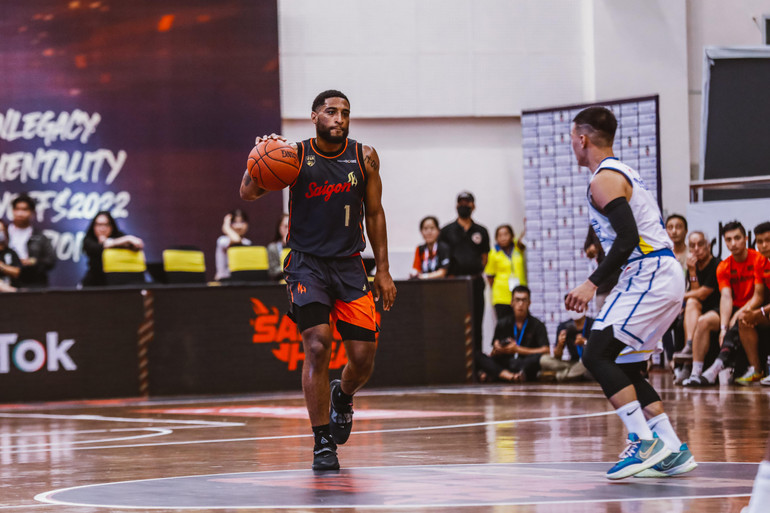 Ngoại binh Madarious Gibbs dẫn bóng.