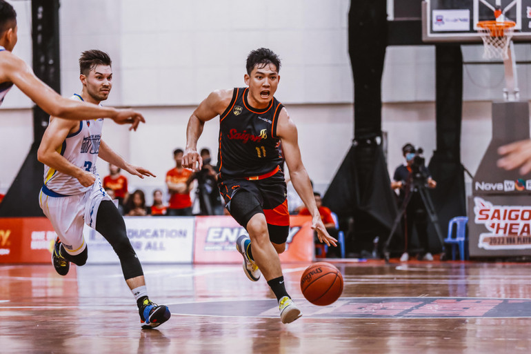 Thành viên đội tuyển quốc gia Võ Kim Bản dẫn bóng.