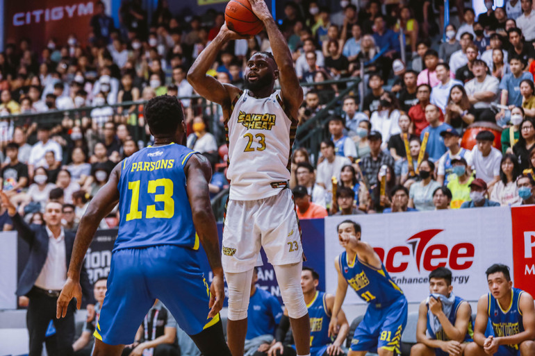 Alonzo Stafford thực hiện cú ném 2 điểm.