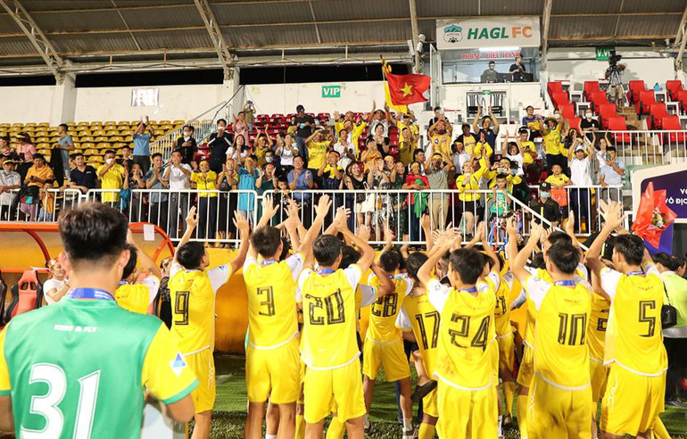 Các cầu thủ U15 Sông Lam Nghệ An tri ân người hâm mộ. Các cầu thủ U15 Sông Lam Nghệ An tri ân người hâm mộ.