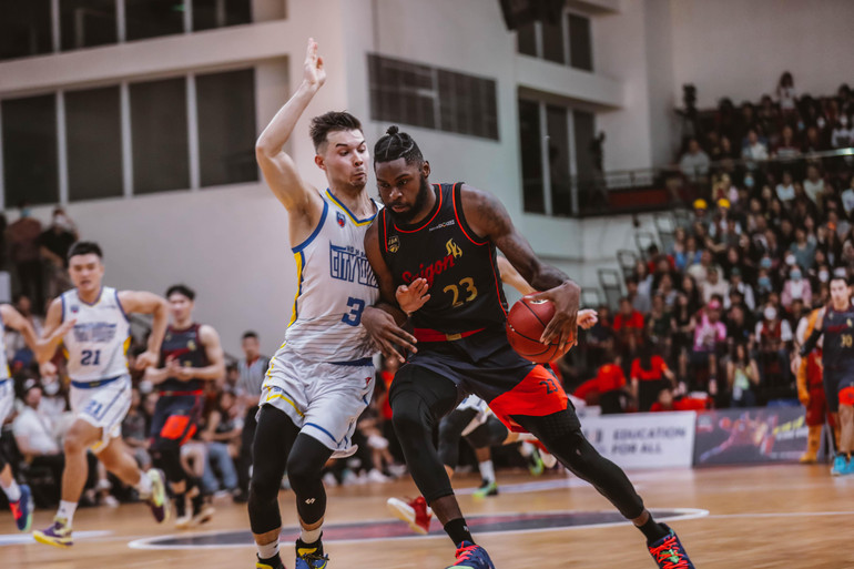 Alonzo Stafford dẫn bóng.