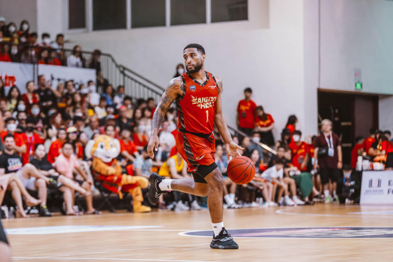 Hậu vệ Madarious Gibbs.