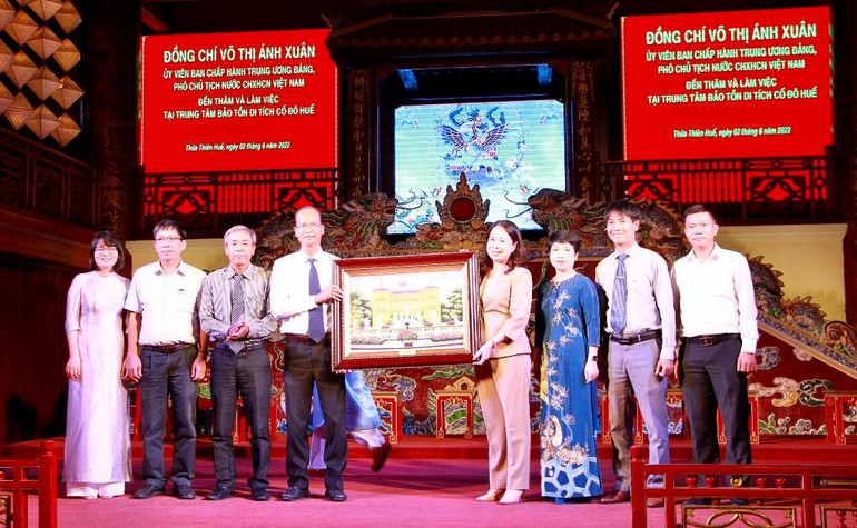 Phó Chủ tịch nước Võ Thị Ánh Xuân tặng lãnh đạo Trung tâm Bảo tồn di tích cố đô Huế bức tranh Phủ Chủ tịch nước.