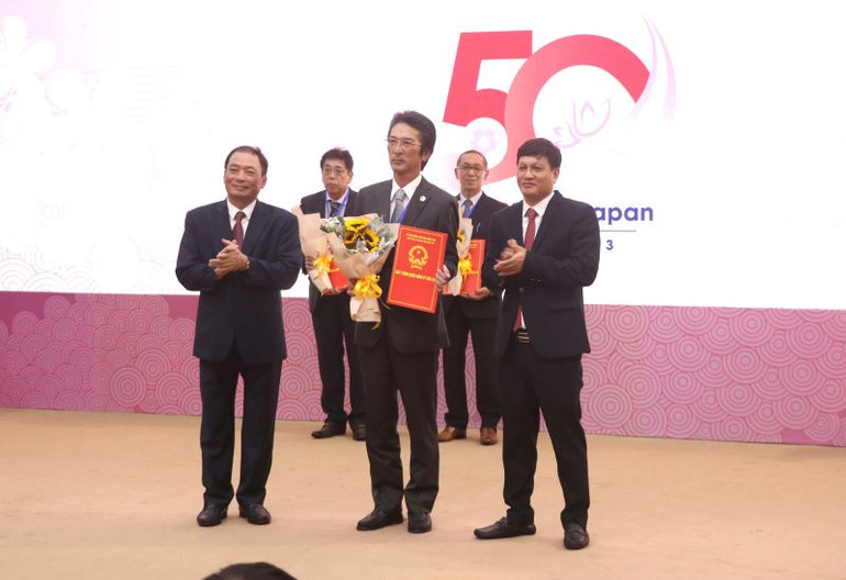 Lãnh đạo Ủy ban nhân dân tỉnh Hưng Yên trao giấy chứng nhận đầu tư cho doanh nghiệp Nhật Bản.