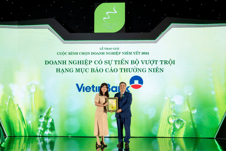 Bà Phạm Thị Thanh Hoài, thành viên Hội đồng quản trị VietinBank nhận giải thưởng “Tiến bộ vượt trội dành cho Báo cáo thường niên”.