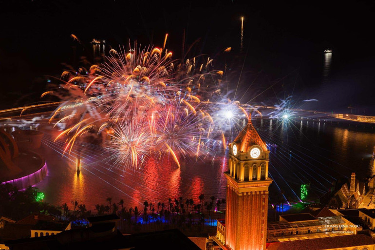 Pháo nước tạo nên một vườn ánh sáng trên đại dương. Ảnh: Hoàng Đình Ngọc