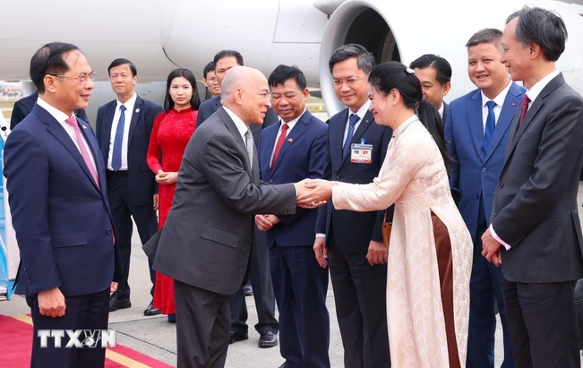 Đại diện lãnh đạo Bộ Ngoại giao, Văn phòng Chủ tịch nước và Đại sứ Việt Nam tại Campuchia Nguyễn Huy Tăng đón Quốc vương Campuchia Norodom Sihamoni tại Sân bay quốc tế Nội Bài, Hà Nội. (Ảnh: Phạm Kiên/TTXVN) Đại diện lãnh đạo Bộ Ngoại giao, Văn phòng Chủ tịch nước và Đại sứ Việt Nam tại Campuchia Nguyễn Huy Tăng đón Quốc vương Campuchia Norodom Sihamoni tại Sân bay quốc tế Nội Bài, Hà Nội. (Ảnh: Phạm Kiên/TTXVN)