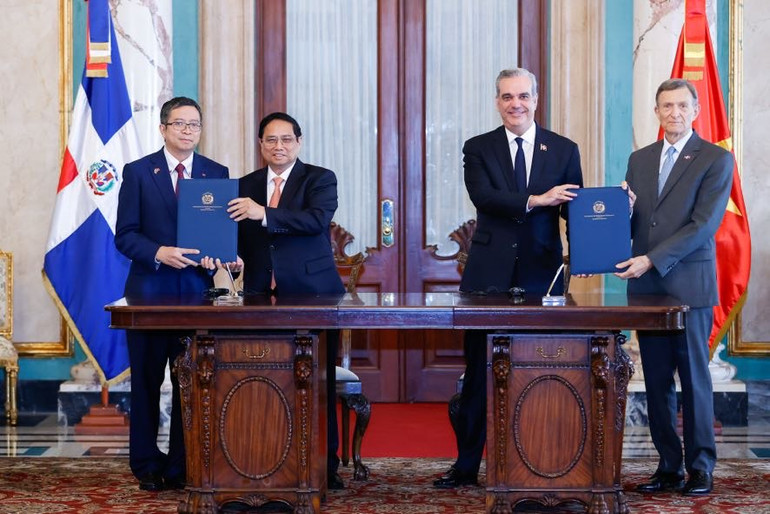 Thủ tướng Phạm Minh Chính và Tổng thống Luis Abinader Corona chứng kiến ký kết các văn kiện hợp tác. (Ảnh: VGP/Nhật Bắc)