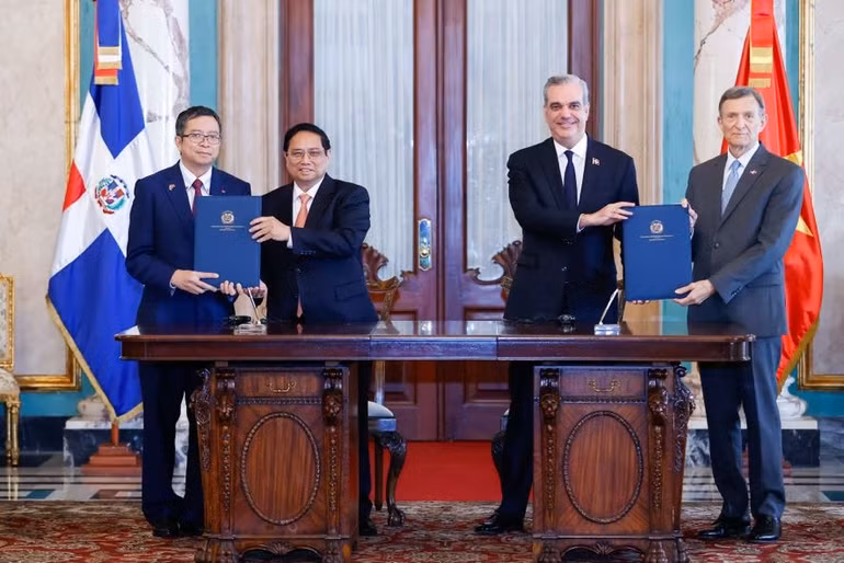 Thủ tướng Phạm Minh Chính và Tổng thống Luis Abinader Corona chứng kiến ký kết các văn kiện hợp tác. (Ảnh: VGP/Nhật Bắc)