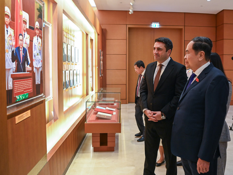 Chủ tịch Quốc hội Trần Thanh Mẫn và Chủ tịch Quốc hội Armenia Alen Simonyan tham quan Phòng truyền thống của Quốc hội Việt Nam. (Ảnh: DUY LINH)