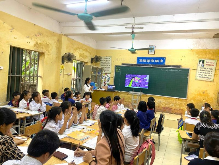 Trường tiểu học và trung học cơ sở Bình Kiều, huyện Khoái Châu, tỉnh Hưng Yên ứng dụng công nghệ thông tin trong dạy và học.