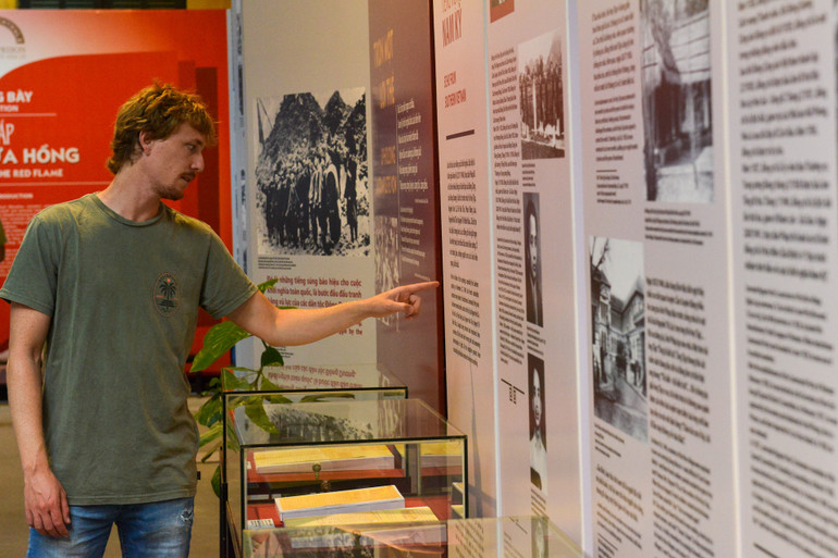 Du khách nước ngoài tìm hiểu lịch sử Việt Nam tại không gian trưng bày.