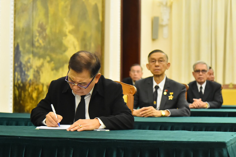 Kiều bào Việt Nam tại các nước ghi sổ tang.