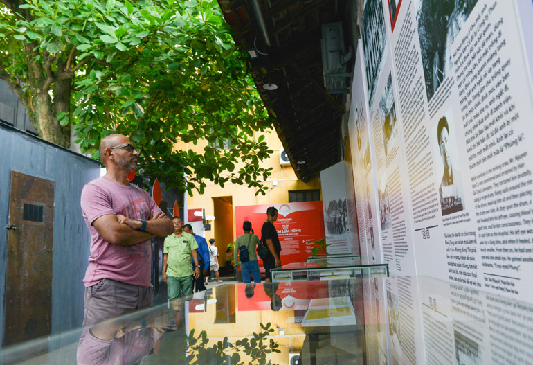 Nội dung được in 2 thứ tiếng (Việt- Anh) giúp du khách nước ngoài hiểu sâu sắc về tinh thần đấu tranh kiên cường trong lao tù, sự hy sinh anh dũng của những người con ưu tú cho nền độc lập tự do của Tổ quốc.