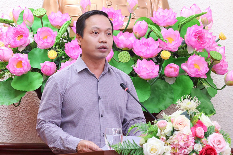 Thứ trưởng Tư pháp Trần Tiến Dũng trình bày báo cáo tại hội nghị.