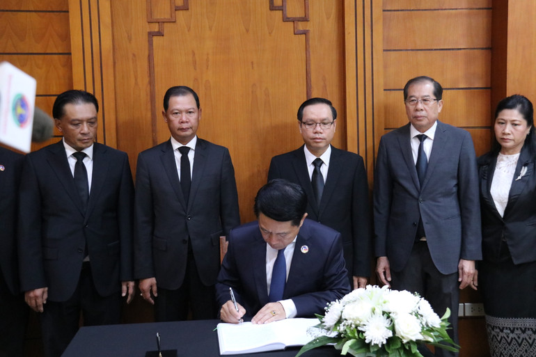 Phó Thủ tướng, Bộ trưởng Ngoại giao Lào Saleumxay Kommasith ghi sổ tang.