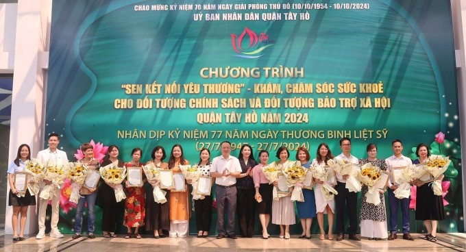 CEO Nguyễn Văn Tâm, đại diện thương hiệu NutriZabet, nhận hoa từ lãnh đạo quận Tây Hồ. (Ảnh: NutriZabet) CEO Nguyễn Văn Tâm, đại diện thương hiệu NutriZabet, nhận hoa từ lãnh đạo quận Tây Hồ. (Ảnh: NutriZabet)