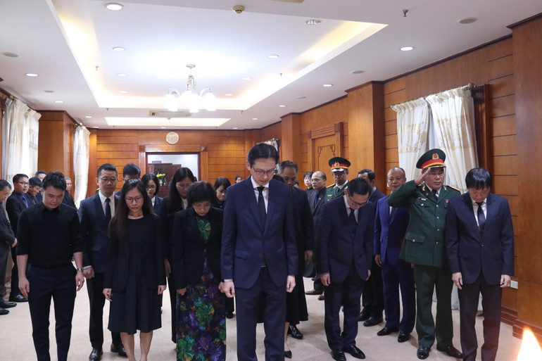 7 giờ 10 phút, Đoàn đại biểu Bộ Ngoại giao do Thứ trưởng Đỗ Hùng Việt dẫn đầu vào viếng.