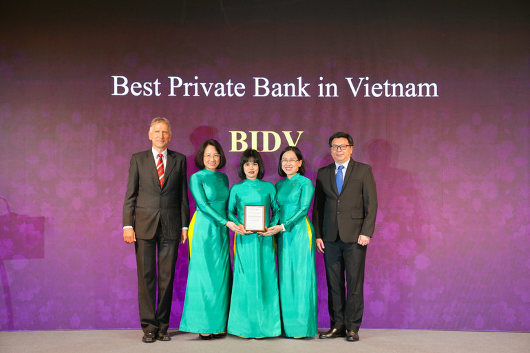 Đại diện BIDV nhận giải “Best Private Banking Services in Vietnam”. Đại diện BIDV nhận giải “Best Private Banking Services in Vietnam”.