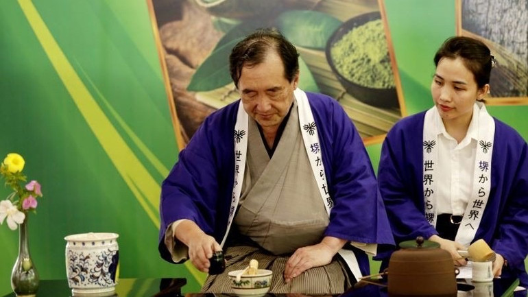 Nghệ nhân giới thiệu quy tắc pha Trà Đạo Nhật Bản.