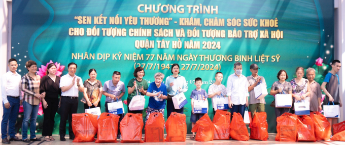 CEO Nguyễn Văn Tâm (ngoài cùng bên trái), đại diện thương hiệu Thực phẩm bảo vệ sức khỏe NutriZabet trao quà cho các gia đình chính sách, người có công với cách mạng. (Ảnh: NutriZabet) CEO Nguyễn Văn Tâm (ngoài cùng bên trái), đại diện thương hiệu Thực phẩm bảo vệ sức khỏe NutriZabet trao quà cho các gia đình chính sách, người có công với cách mạng. (Ảnh: NutriZabet)
