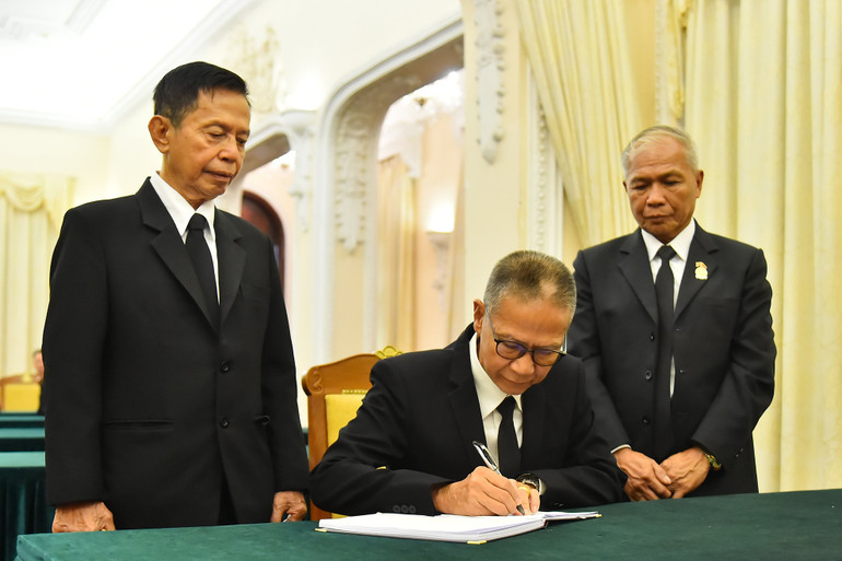 Kiều bào Việt Nam tại các nước ghi sổ tang.