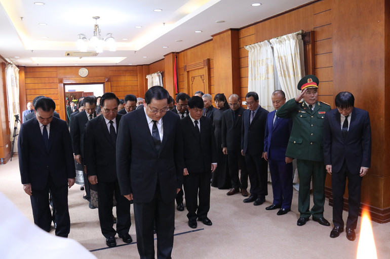 Lúc 10 giờ 40 phút, đồng chí Sonexay Siphandone, Ủy viên Bộ Chính trị, Thủ tướng Chính phủ nước Cộng hòa Dân chủ Nhân dân Lào dẫn đầu Đoàn Chính phủ Lào vào viếng.