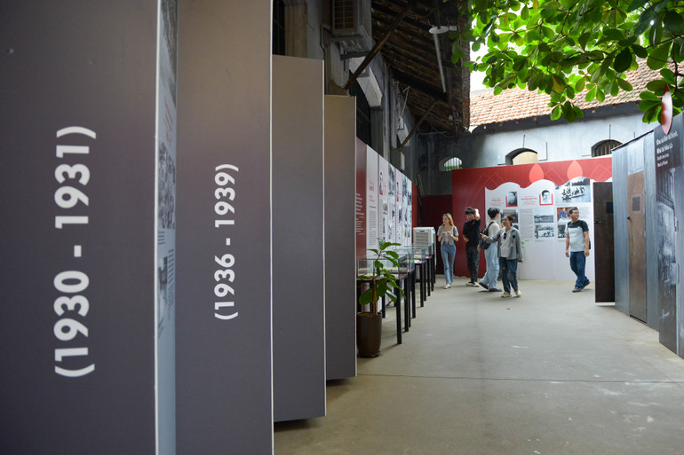 Nội dung trưng bày được chia theo từng mốc thời gian lịch sử.